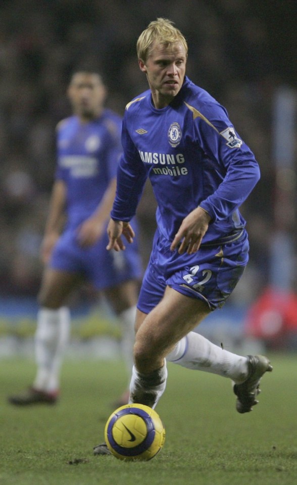 Chelsea player Eidur Gudjohnsen dribbling a yellow and blue soccer ball.