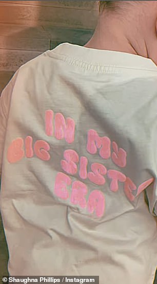 She was also wearing a t-shirt saying 'In my big sister era' to go with the announcement
