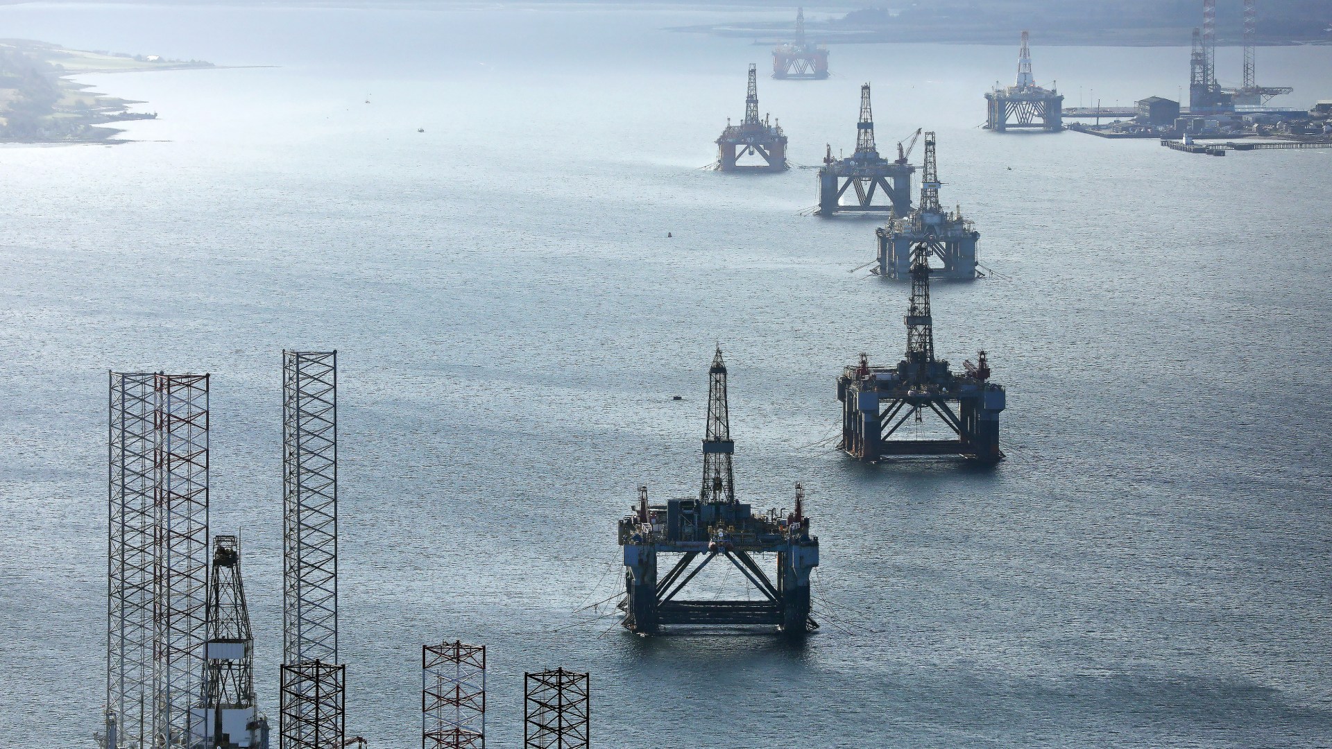 Labour's ban on new oil & gas drilling slammed by US's top man in London who claims UK energy bills are '4 times higher'