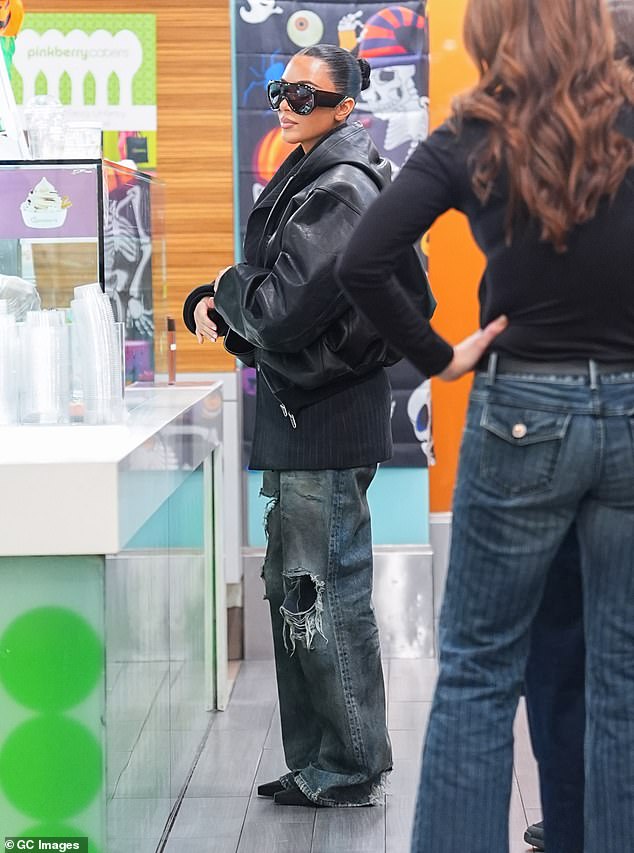 The TV icon said she is not dating; seen at Pinkberry in NYC alone on October 28