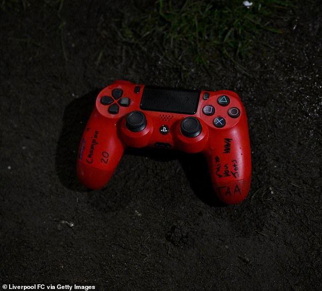 He also put down a red PlayStation controller - in honour of Jota's well-known love of gaming