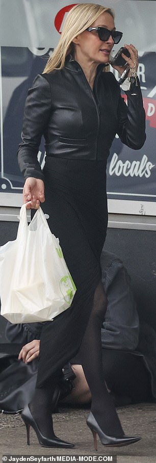 Alexandra was seen stopping at a local takeaway shop to pick up food before the trio visited a friend