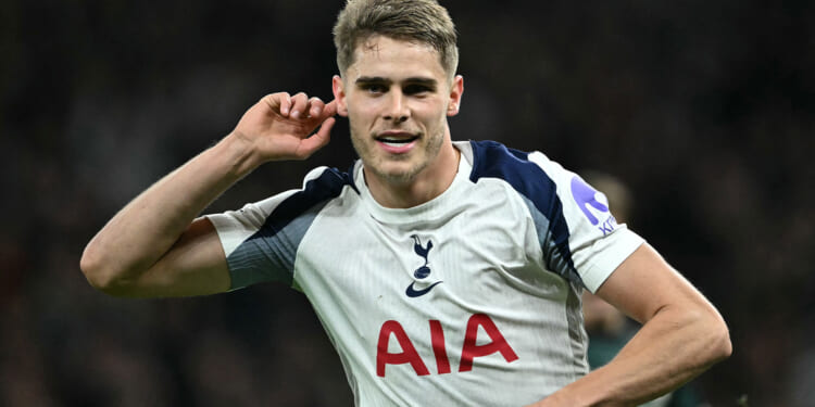 Superhuman Micky Van de Ven's wondergoal sends statement to Champions League rivals