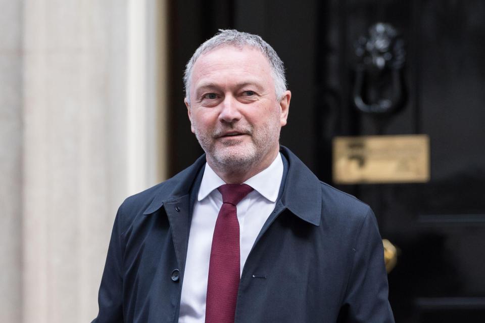 London, England, UK. 4th Nov, 2025. Secretary of State for Housing, Communities and Local Government STEVE REED leaves 10 Downing Street after attending the weekly Cabinet meeting. (Credit Image: ¿ Wiktor Szymanowicz/ZUMA Press Wire) EDITORIAL USAGE