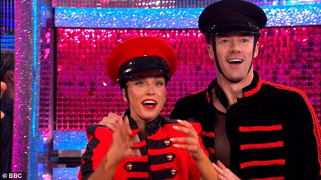 Elated, Vicky screamed: ¿She knows who I am! Oh my God! I love you Cheryl!¿