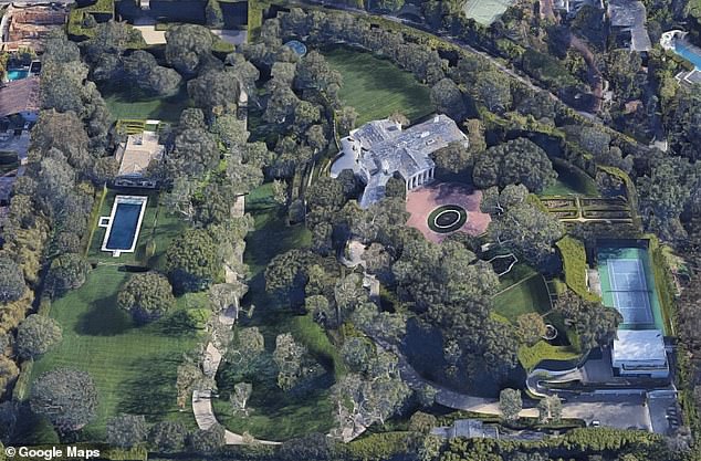 Sources say Kris is holding her birthday party this weekend at Jeff Bezos and Lauren Sanchez' $165 million Beverly Hills mansion, via TMZ