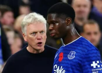 David Moyes appears to give Everton striker Thierno Barry furious rollicking in Fulham victory