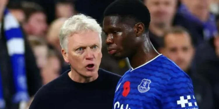David Moyes appears to give Everton striker Thierno Barry furious rollicking in Fulham victory