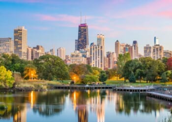 Chicago serves up legendary eats, stunning views, and sun-soaked beaches you can’t resist