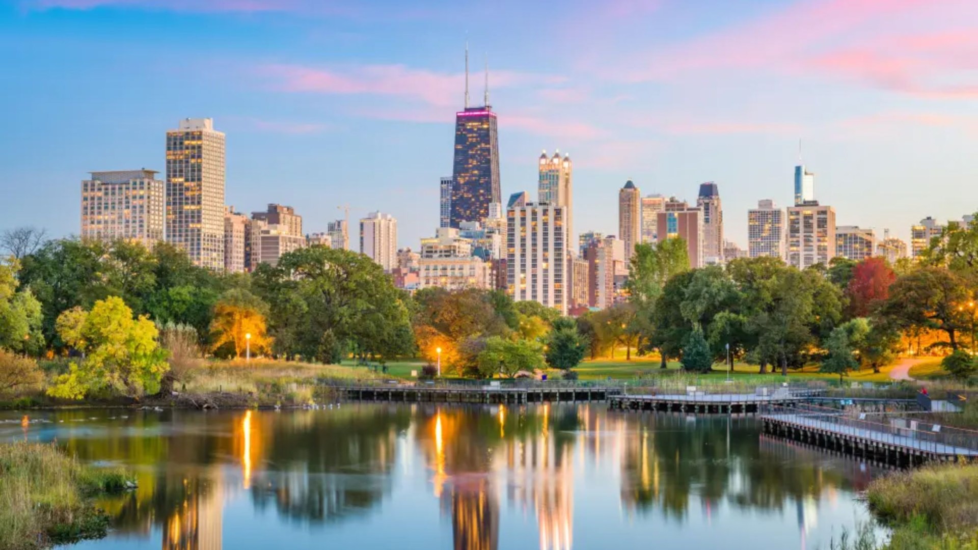 Chicago serves up legendary eats, stunning views, and sun-soaked beaches you can’t resist
