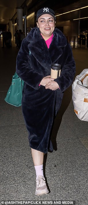 Shona wore a black unitard under a bright pink shirt for her airport attire