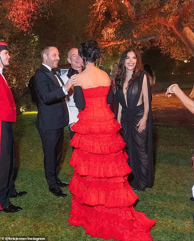 She was later seen chatting to Jeff and his wife Lauren outside