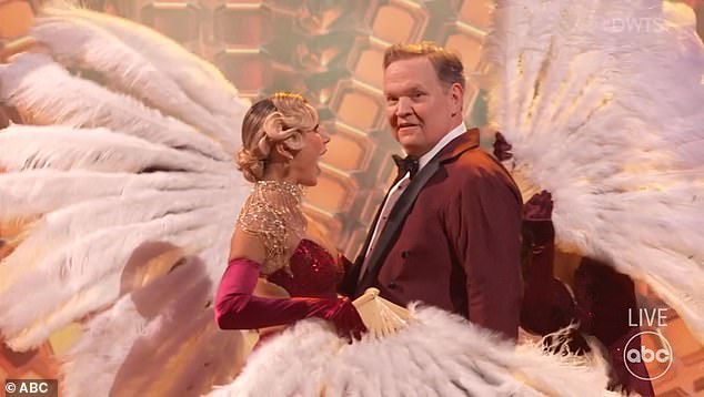 Andy Richter and Emma Slater danced a quickstep to Robbie Williams' Puttin' On The Ritz