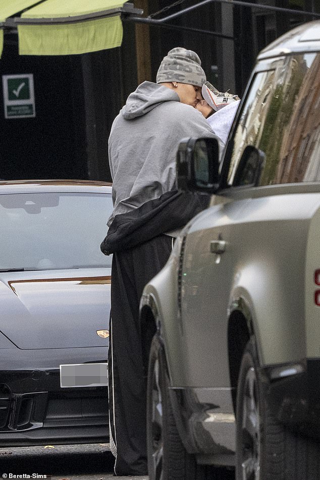 They couldn't resist a quick smooch before getting into the car