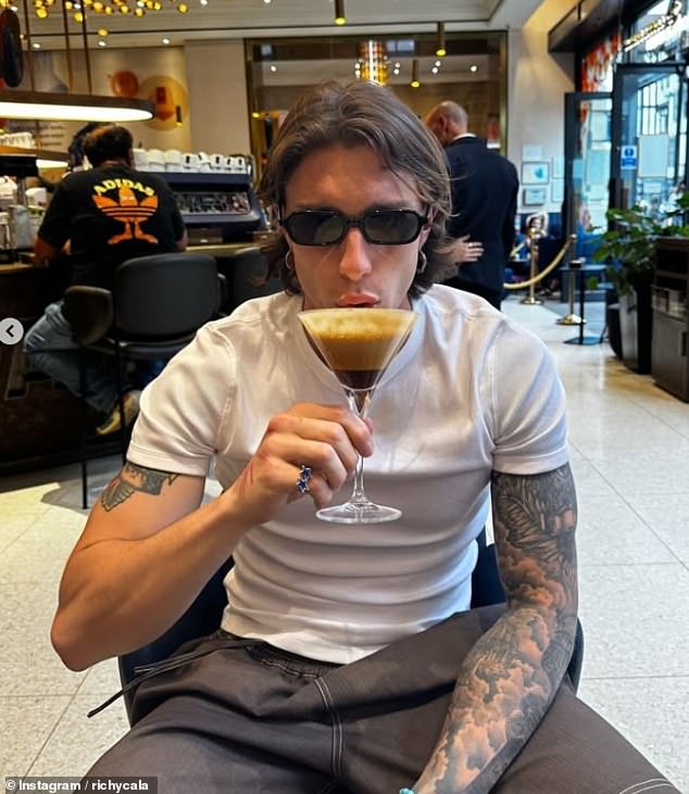 Riccardo Calafiori, who is part of Arsenal FC, is known for his trendy style and flowing caramel locks