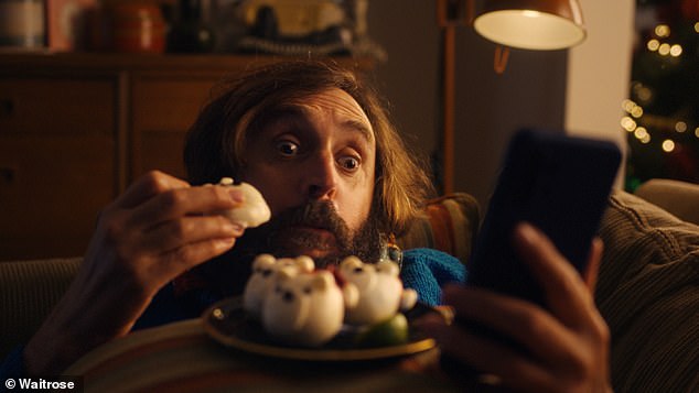 Love's path is not straightforward, however, and after wires get miserably crossed, Phil decides to express his true feelings in edible form ¿ with a home-made turkey pie prepared according to Keira's Nan's recipe