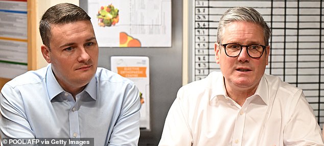 (FILES) Britain's Prime Minister Keir Starmer (C) and Britain's Health Secretary Wes Streeting (L) talk with nurses and staff during a visits to the South West London Elective Orthopaedic Centre (SWLEOC) in Epsom, south-west of London on January 6, 2025. Wes Streeting, the UK health minister, was on November 12, 2025 forced to repeatedly deny he planned to oust Prime Minister Keir Starmer, hours after sources said the premier would fight off any leadership challenge despite plummeting poll ratings. "I'm not going in to demand the prime minister's resignation," Streeting told british media. "I support the prime minister. I have done since he was elected leader of the Labour Party." (Photo by Leon Neal / POOL / AFP) (Photo by LEON NEAL/POOL/AFP via Getty Images)