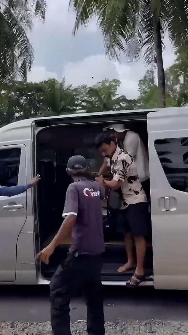Thai tour guide Yutthachai Samee, who was also riding the van, said: ¿The problem started when the Arab tourist put his feet on the seat of a British tourist'