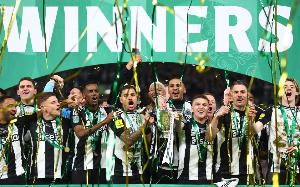 Newcastle United players lifting the Carabao Cup trophy.