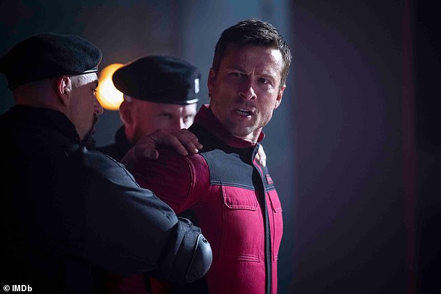 So in desperation he applies to be a contestant on The Running Man, a deadly ¿game¿ show in which ¿Runners¿ can win a billion-dollar prize if, for 30 days, they manage to elude not just a team of professional assassins but also the great American public, who will be rewarded for helping to eliminate them