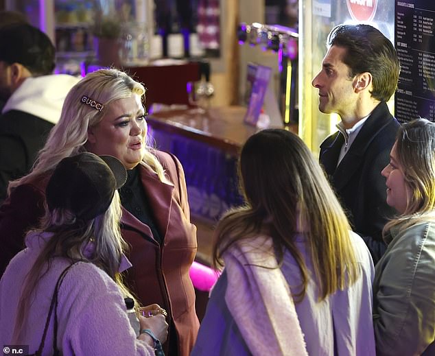 The duo were joined by pals as they enjoyed a chinwag during the evening out