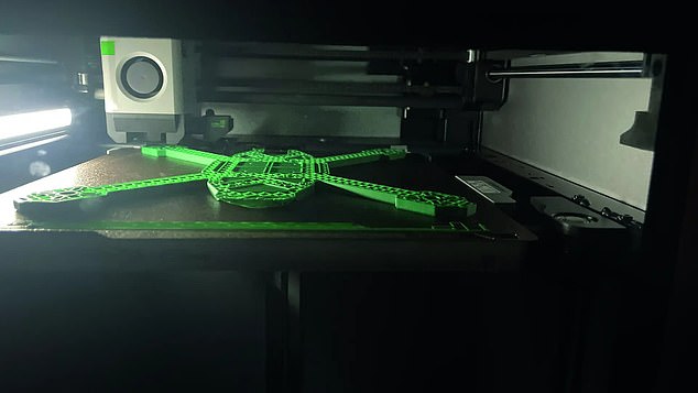 A British Army Bambu Labs 3D-printer creating an FPV ¿suicide drone'