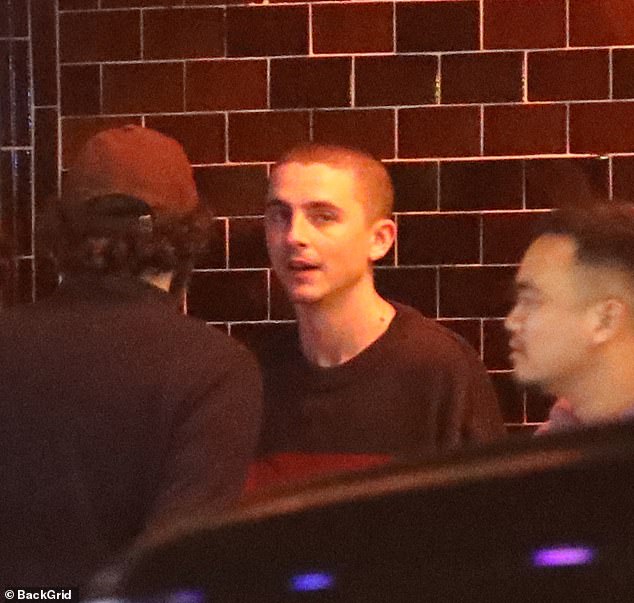 The star flashed a carefree grin while leaving a Hollywood hot spot with his buddies, looking like he didn¿t have a worry in the world