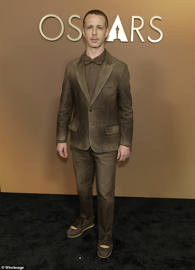 Jeremy Strong once again showcased his eccentric style a brown monochrome look highlighted by dusty looking suit