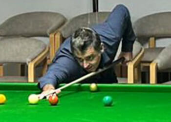 Fans can't believe who Ronnie O'Sullivan is playing snooker against as legend shares brilliant one-word post