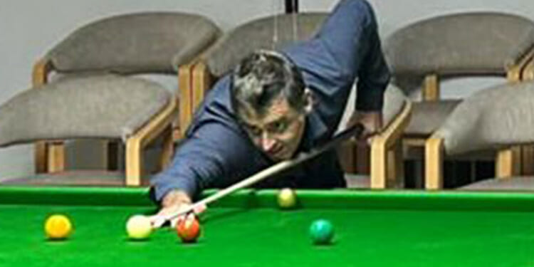 Fans can't believe who Ronnie O'Sullivan is playing snooker against as legend shares brilliant one-word post