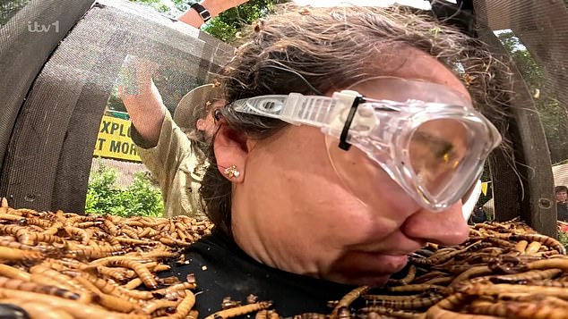 Choosing Kelly for the first trial, Kelly had her head locked in a cage of meal worms, cockroaches and scorpions as she frantically began untying knots in ropes