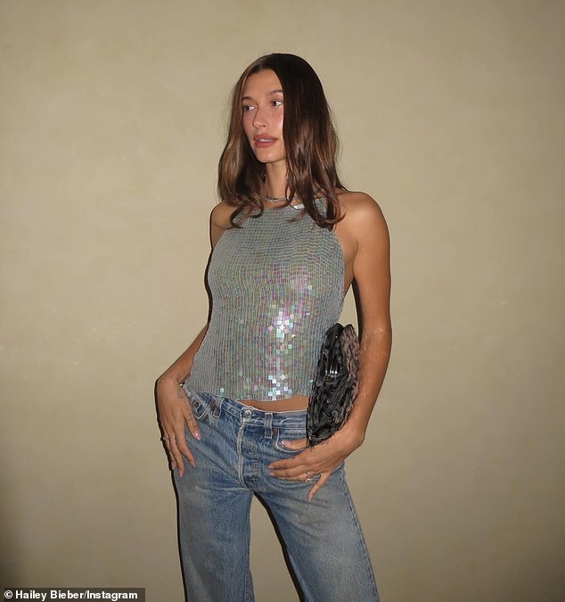 The Arizona-born beauty - toting a brown-patterned clutch - applied her own Rhode make-up and wore her shoulder-length brunette locks down