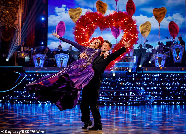 At the end of the show, the pair took to the dancefloor to say goodbye to viewers, with the professional dancer having to scoop La Voix off her feet due to her injury (seen)
