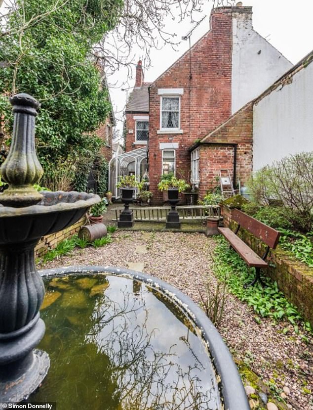To top it all off is the private courtyard style rear garden with decorative paving and pebbled borders