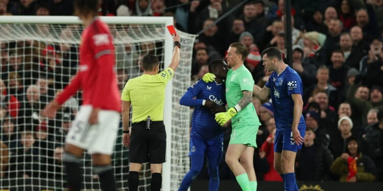 Why was Everton star Idrissa Gueye sent off vs Man Utd?