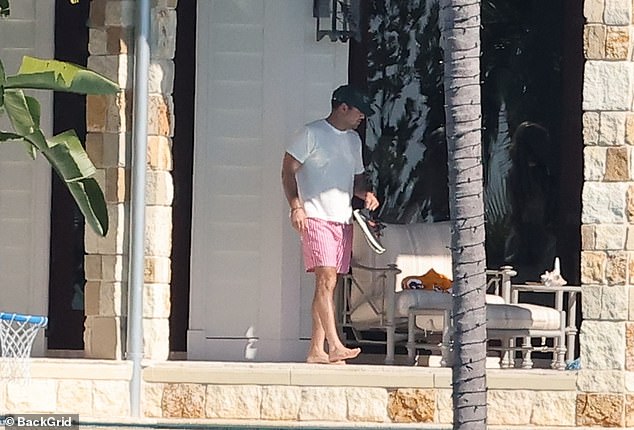 Scooter kept his cool in a white T-shirt and pink shorts