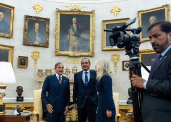 Pakistan’s army chief consolidates power, advancing a cycle of military rule