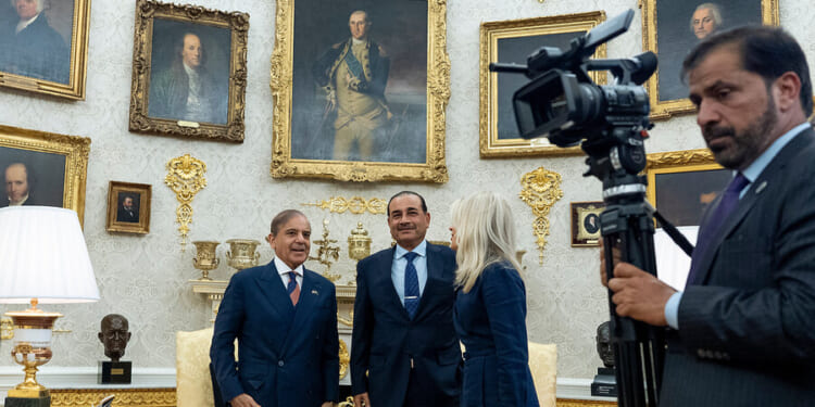 Pakistan’s army chief consolidates power, advancing a cycle of military rule