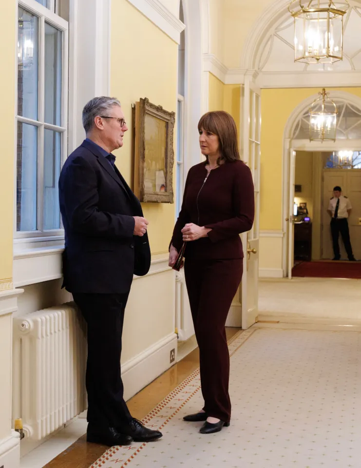 Keir Starmer speaking with Rachel Reeves in a hallway.