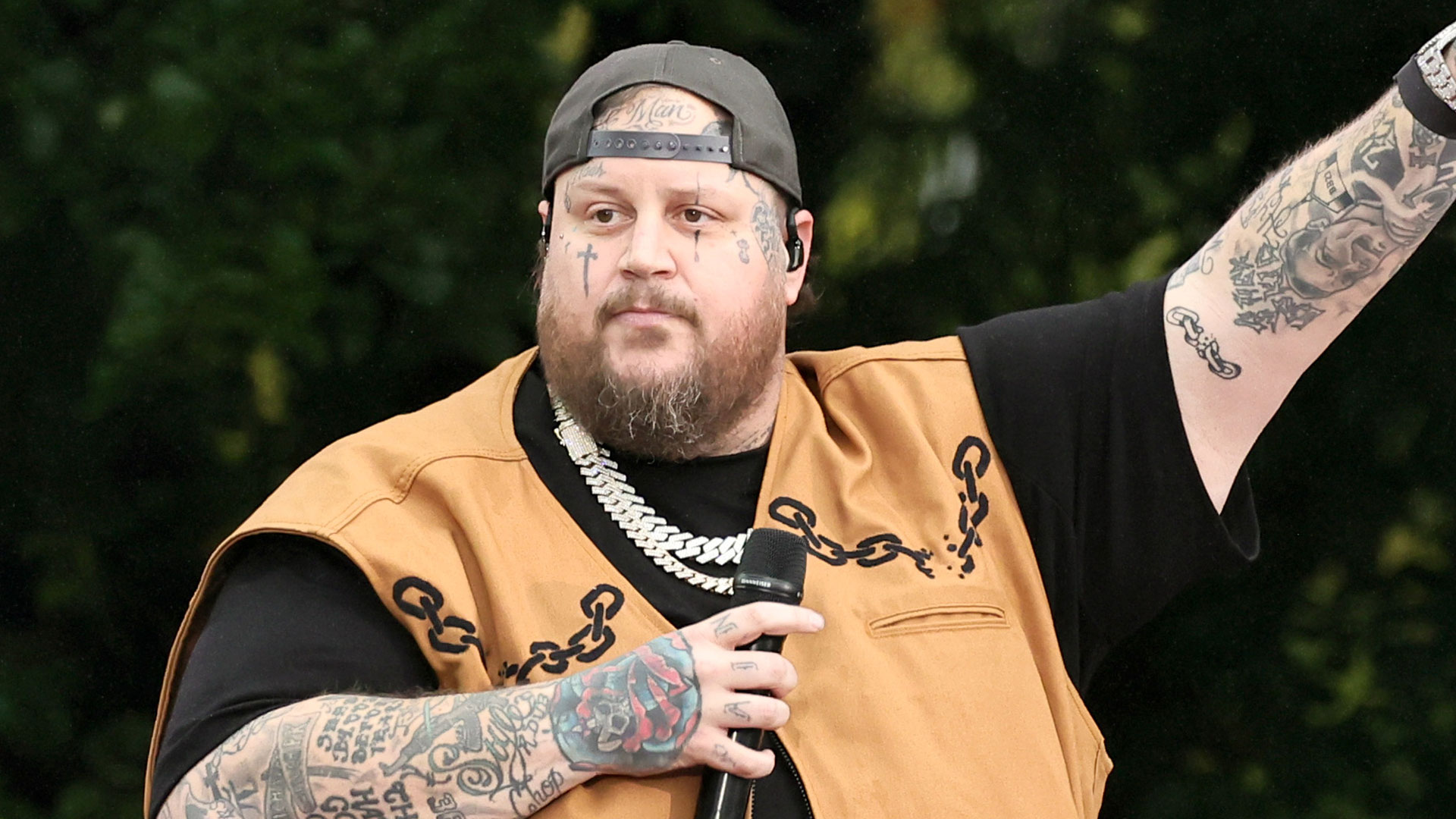 Jelly Roll looks like a completely different person in new selfie after 200-lb weight loss and beard shave