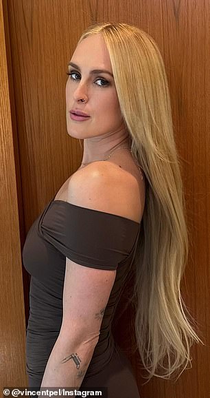 Her complexion was fully contoured by make-up artist Amy Oresman