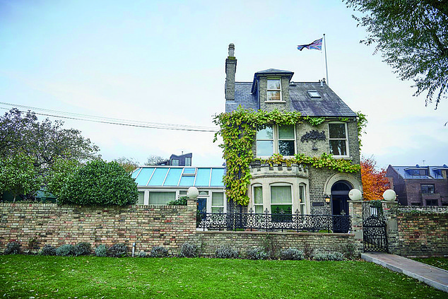 Perched on the banks of the River Cam, Midsummer House Cambridge looks, from the outside, like a country house surrounded by greenery