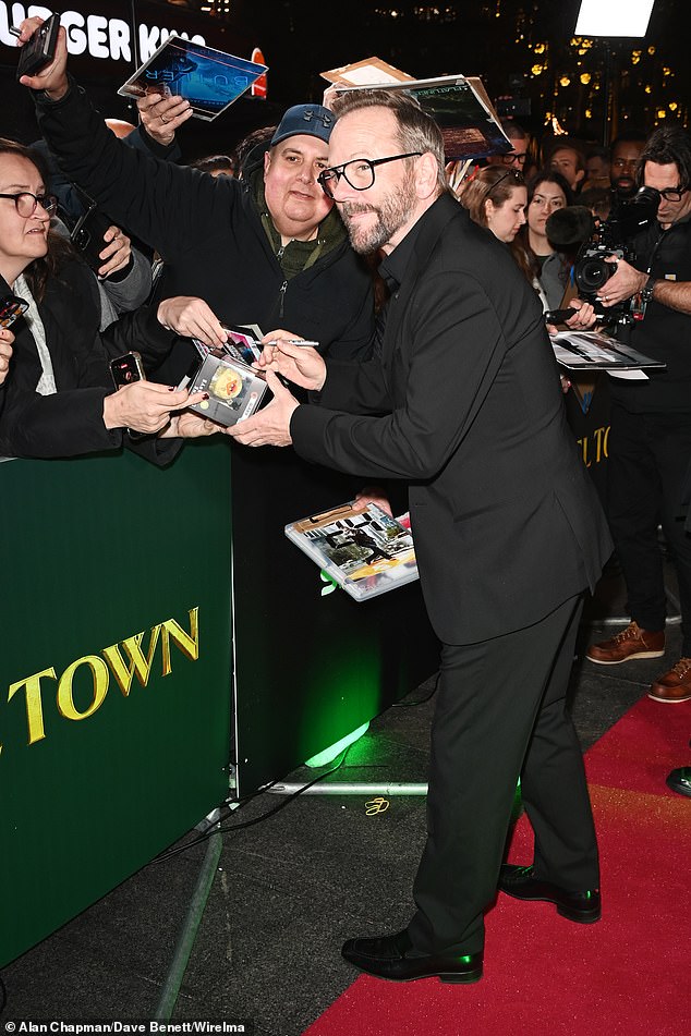 Kiefer took the time to sign autographs for fans