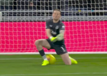 'Don't you dare' - England fans send message to Jordan Pickford after Everton goalkeeper's howler against Newcastle