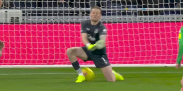 'Don't you dare' - England fans send message to Jordan Pickford after Everton goalkeeper's howler against Newcastle