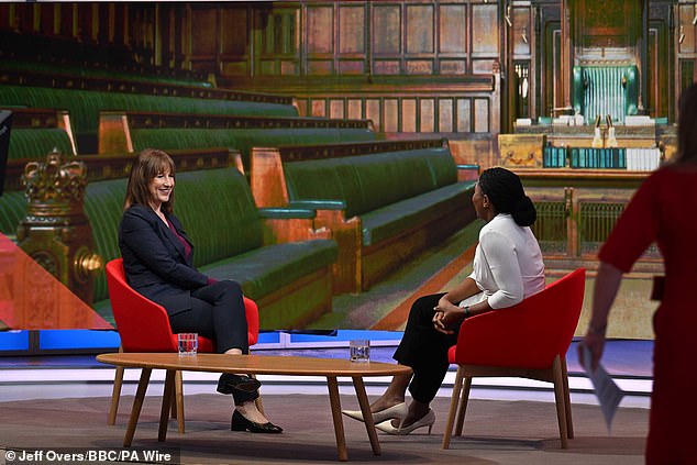 Despite the on-screen froideur, behind-the-scenes photos suggest that the pair did share a joke at one point