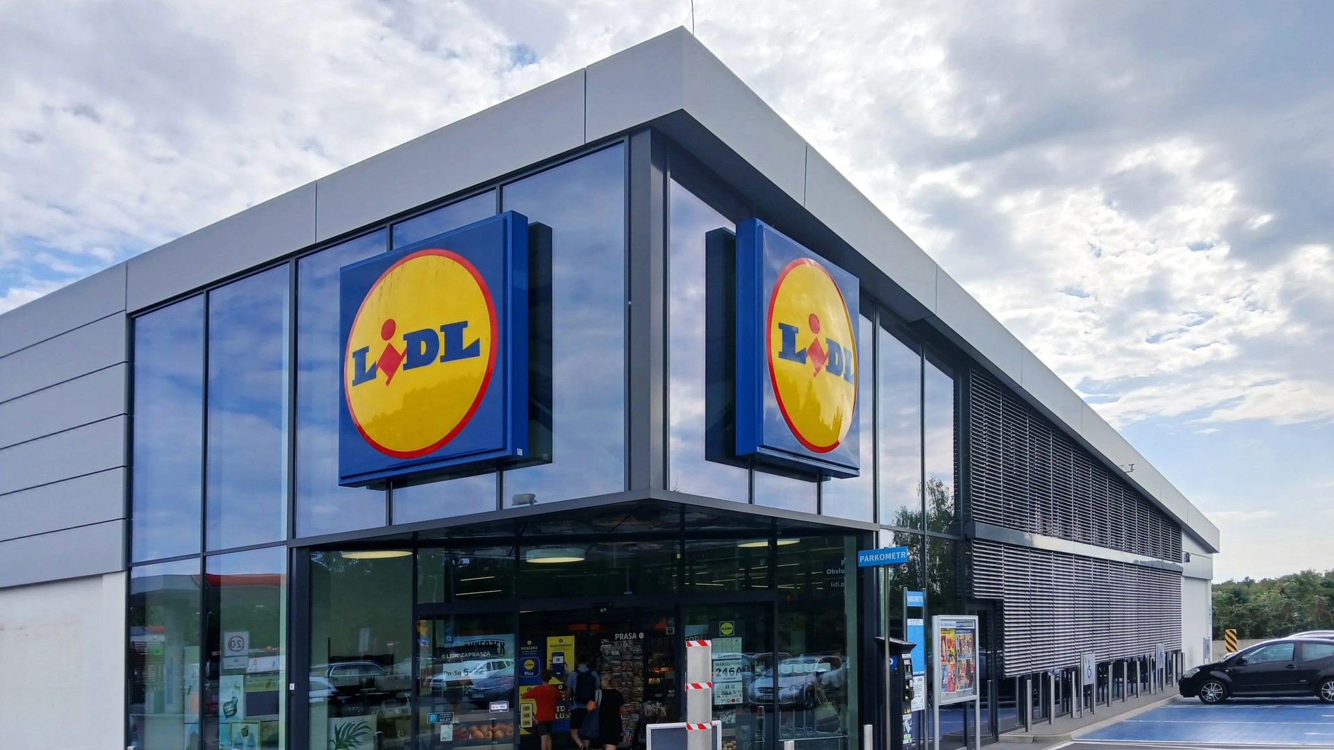 Lidl selling massive 6-7ft real Christmas trees for £19.99 – and shoppers say they ‘look amazing’