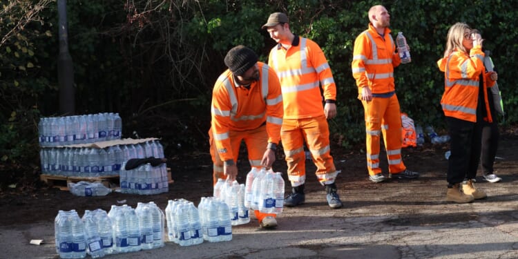 Thousands left without water at UK town as locals forced to queue for bottles for HOURS after outage