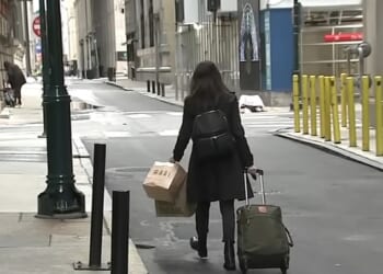 A guest is seen abruptly leaving the Sonder hotel she was staying at in Philadelphia with her luggage in tow