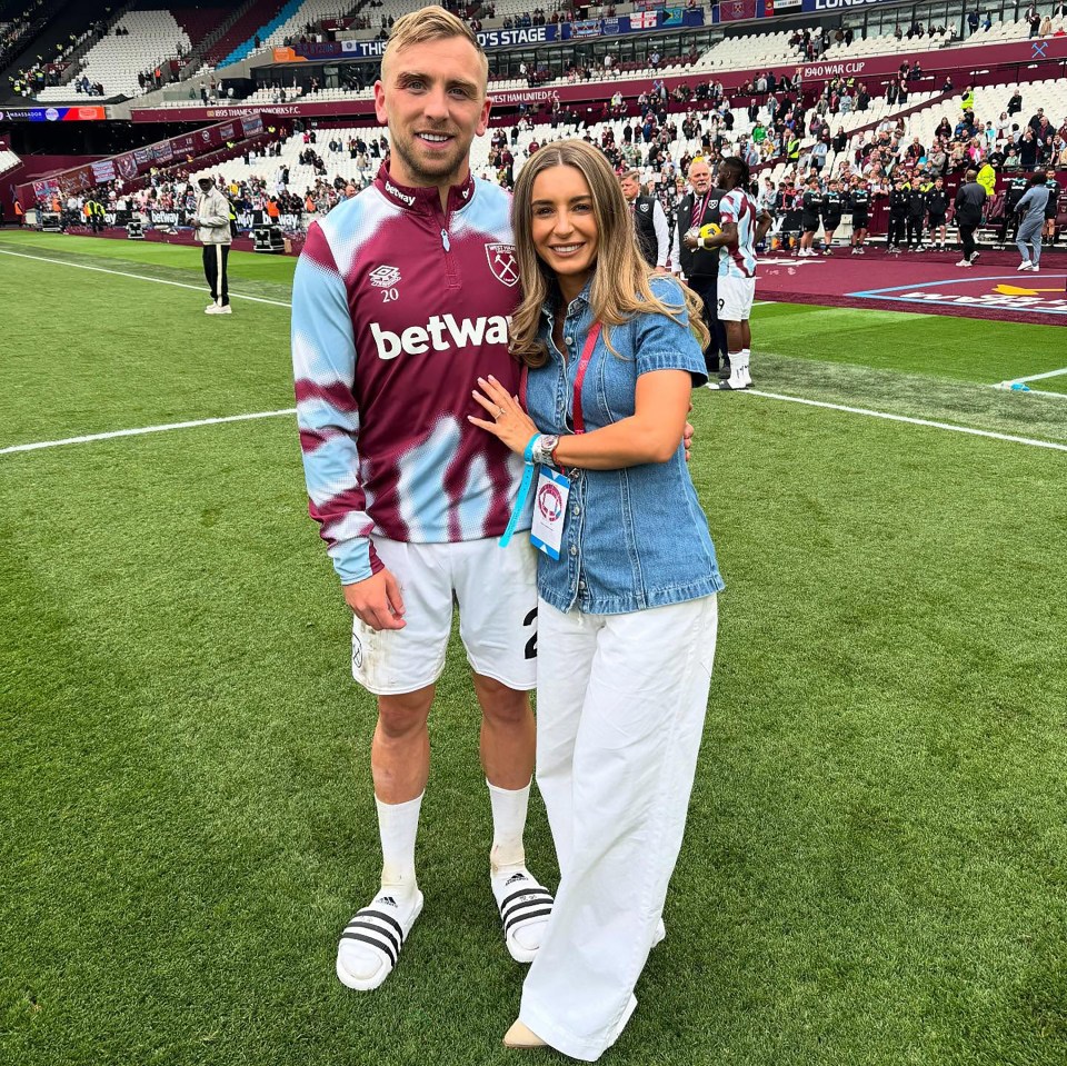 Jarrod Bowen and Dani Dyer posing on the West Ham field.